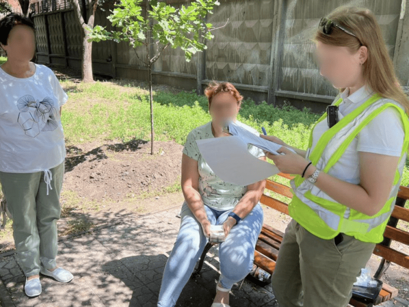 У Києві посадовиця збирала побори з підприємців за розміщення торгових точок