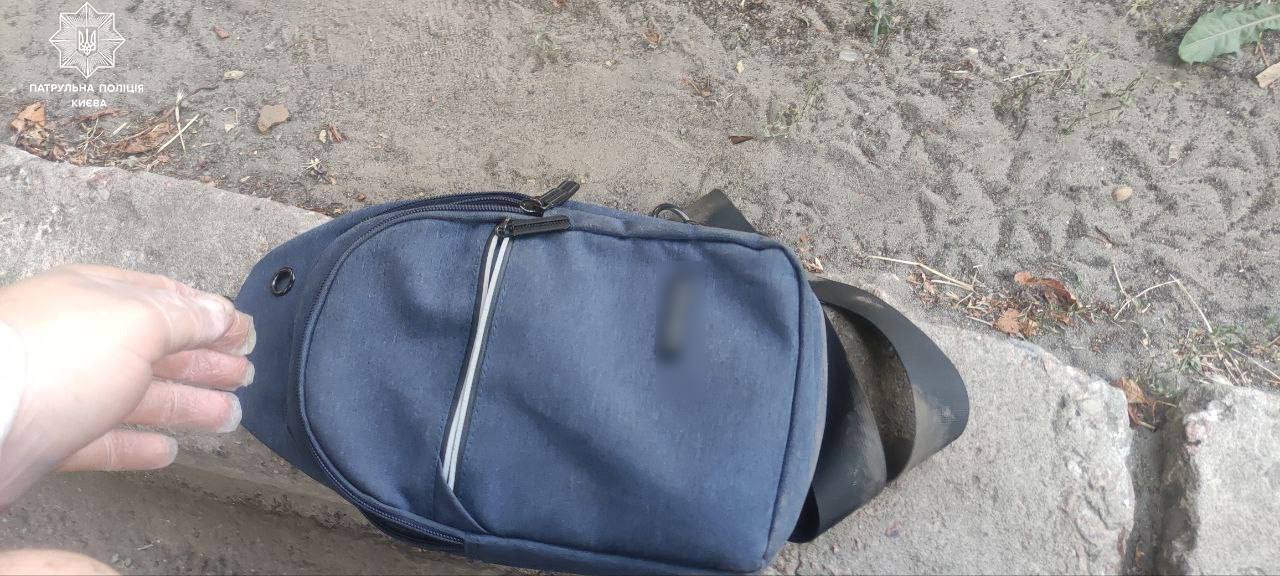 У Києві жінка на дитячому майданчику знайшла пістолет та патрони