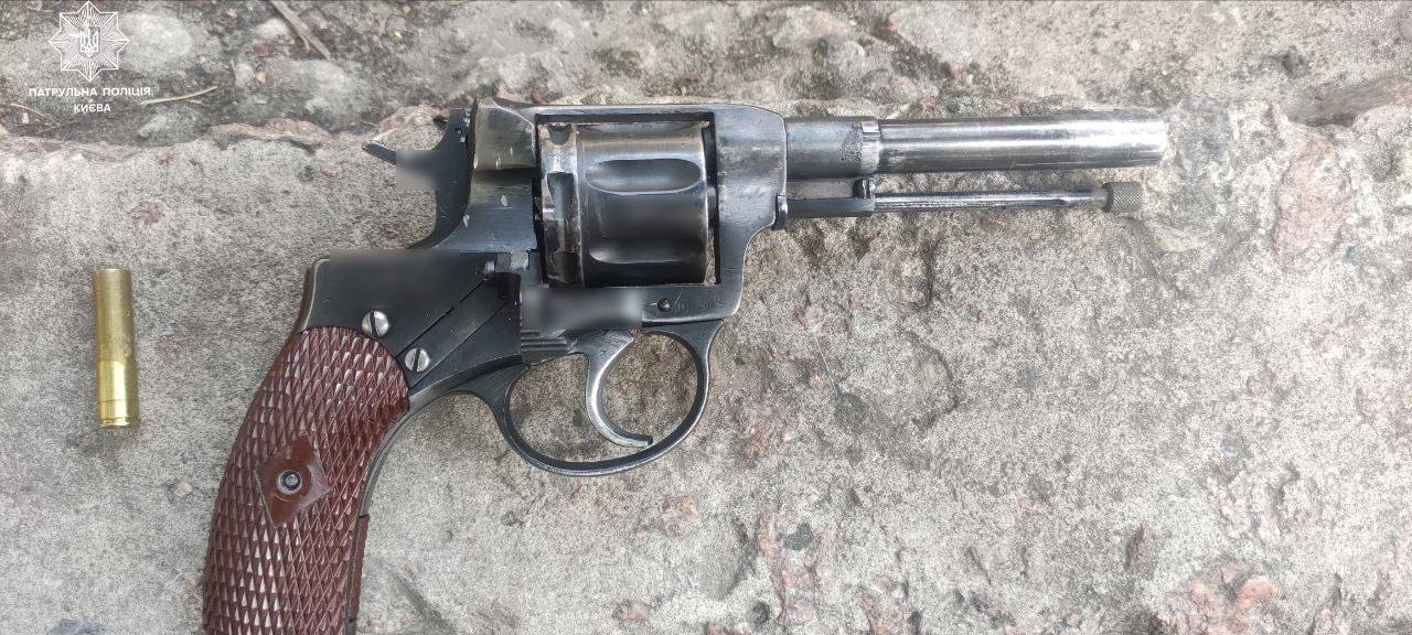 У Києві жінка на дитячому майданчику знайшла пістолет та патрони