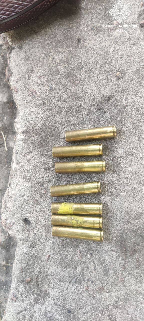 У Києві жінка на дитячому майданчику знайшла пістолет та патрони