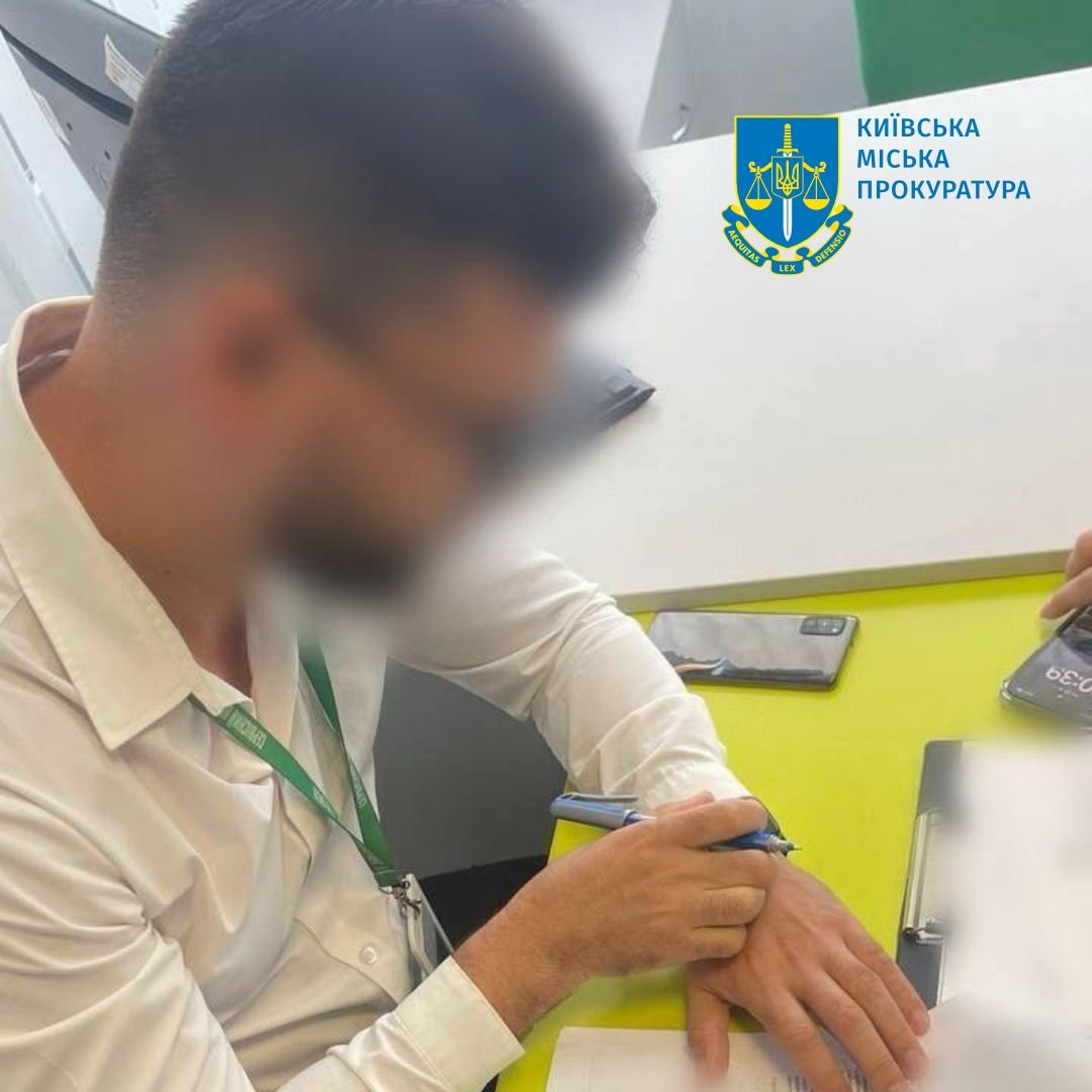 У столиці викрили працівників центрів МВС, які допомагали боржникам переоформити авто без штрафів