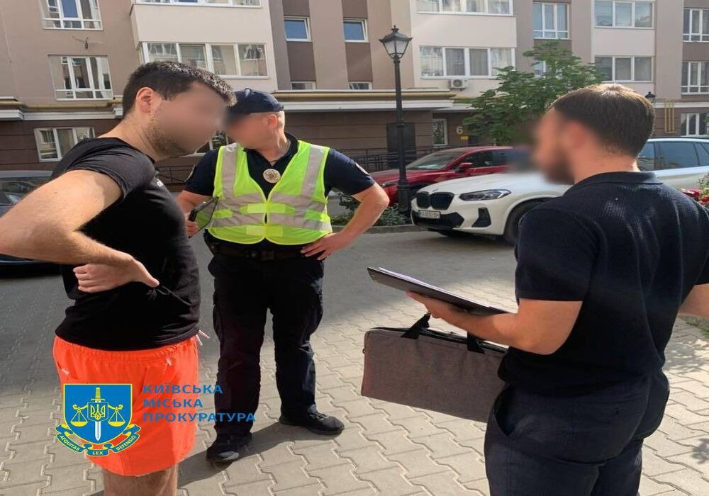 У столиці викрили працівників центрів МВС, які допомагали боржникам переоформити авто без штрафів