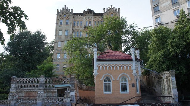 Прогулятися та влаштувати фотосесію біля садиби Лапінського