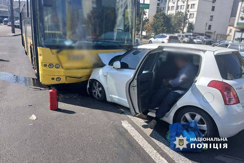 У столиці сталась ДТП за участі тролейбуса та легковика