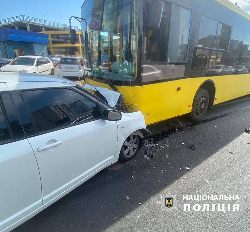 У столиці сталась ДТП за участі тролейбуса та легковика