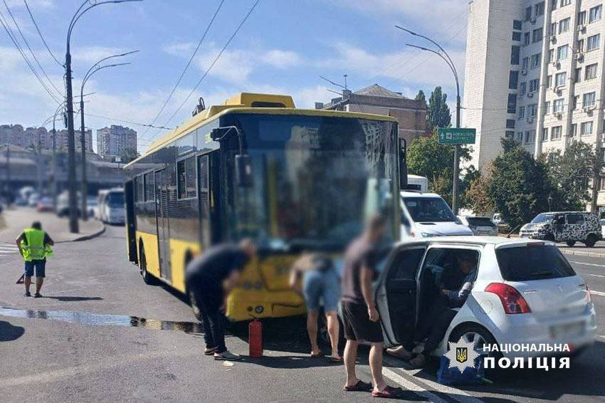 В столице произошло ДТП с участием троллейбуса и легковушки