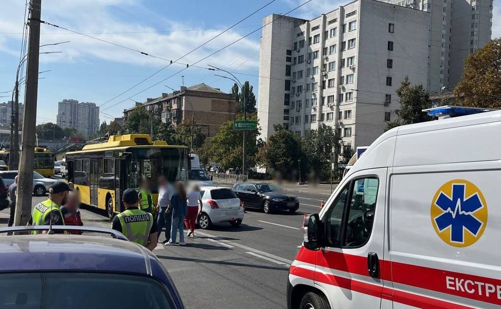 У столиці сталась ДТП за участі тролейбуса та легковика