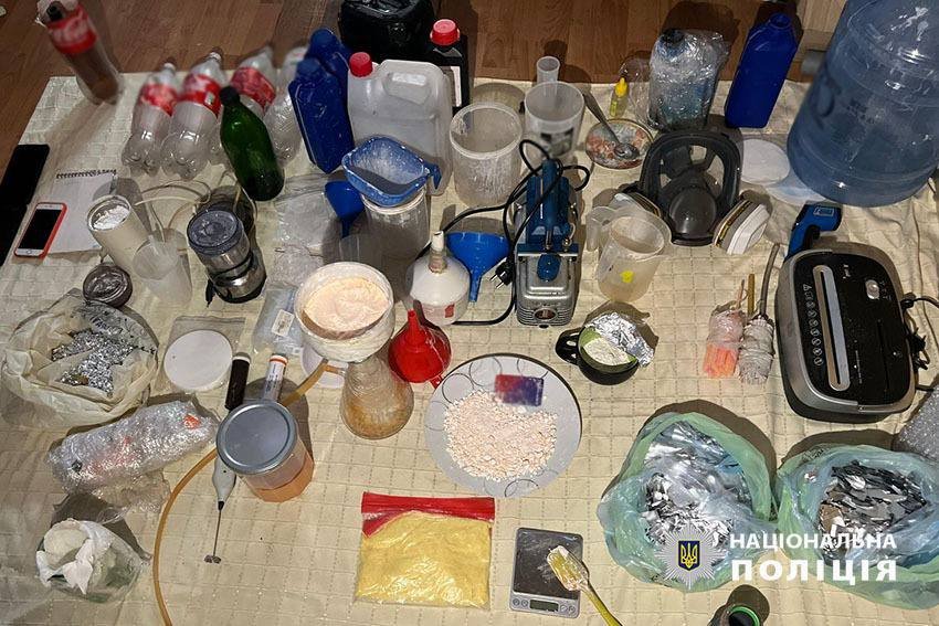 У Києві викрили сімейну пару, яка у квартирі влаштувала нарколабораторію