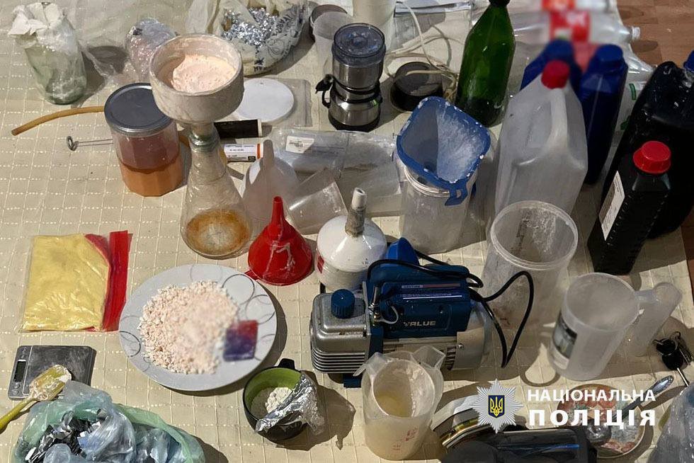 У Києві викрили сімейну пару, яка у квартирі влаштувала нарколабораторію