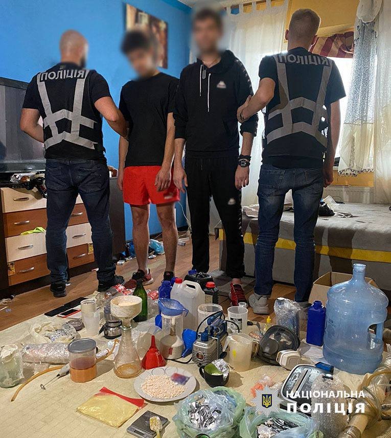 У Києві викрили сімейну пару, яка у квартирі влаштувала нарколабораторію