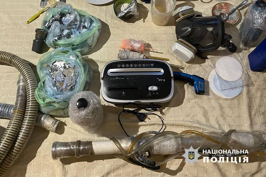 У Києві викрили сімейну пару, яка у квартирі влаштувала нарколабораторію