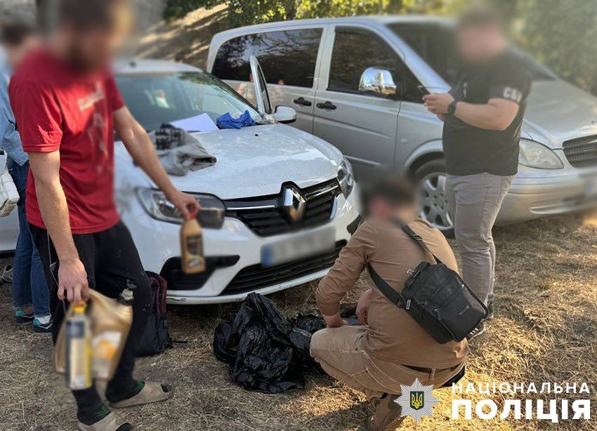 Щонайменше вони підпалили п'ять позашляховиків