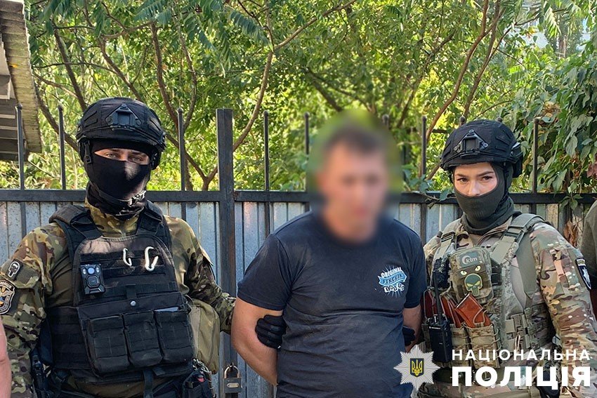 Щонайменше вони підпалили п'ять позашляховиків