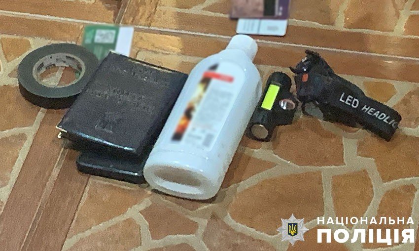 Щонайменше вони підпалили п'ять позашляховиків