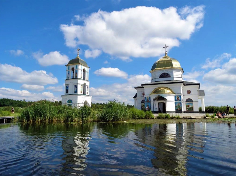Напівзатоплена церква з дзвіницею у Ржищеві