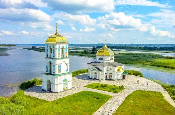 Напівзатоплена церква з дзвіницею у Ржищеві