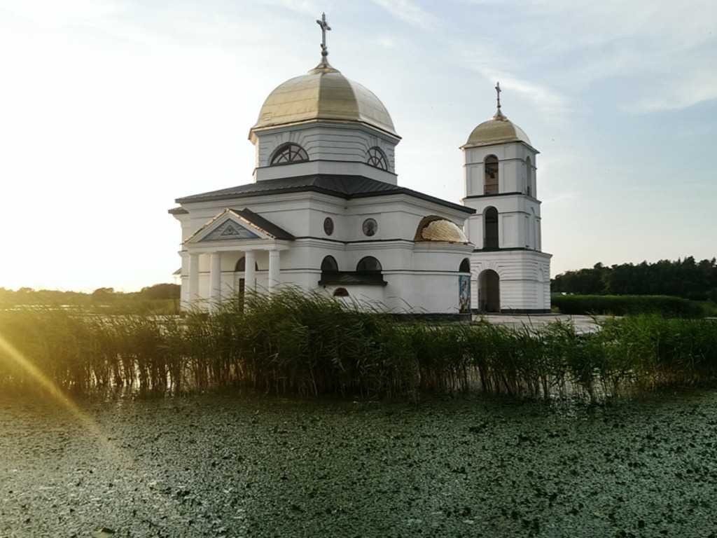 Напівзатоплена церква з дзвіницею у Ржищеві