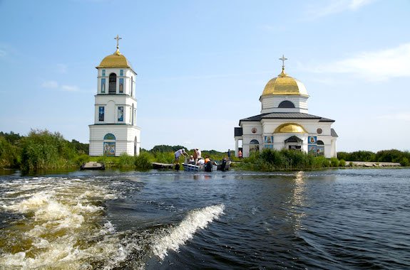 Напівзатоплена церква з дзвіницею у Ржищеві