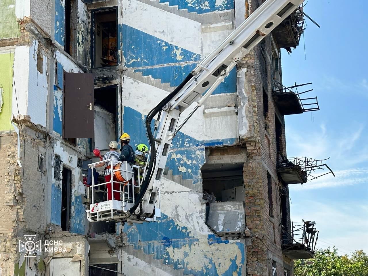 Київські рятувальники допомогли мешканцям зруйнованого будинку на Сирці забрати речі