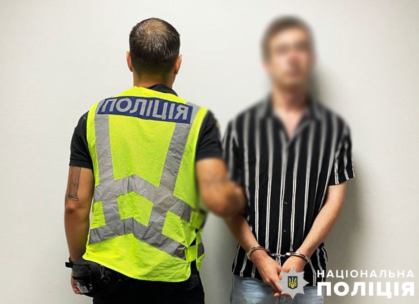 Момент пограбування побачила інша жінка у вікні