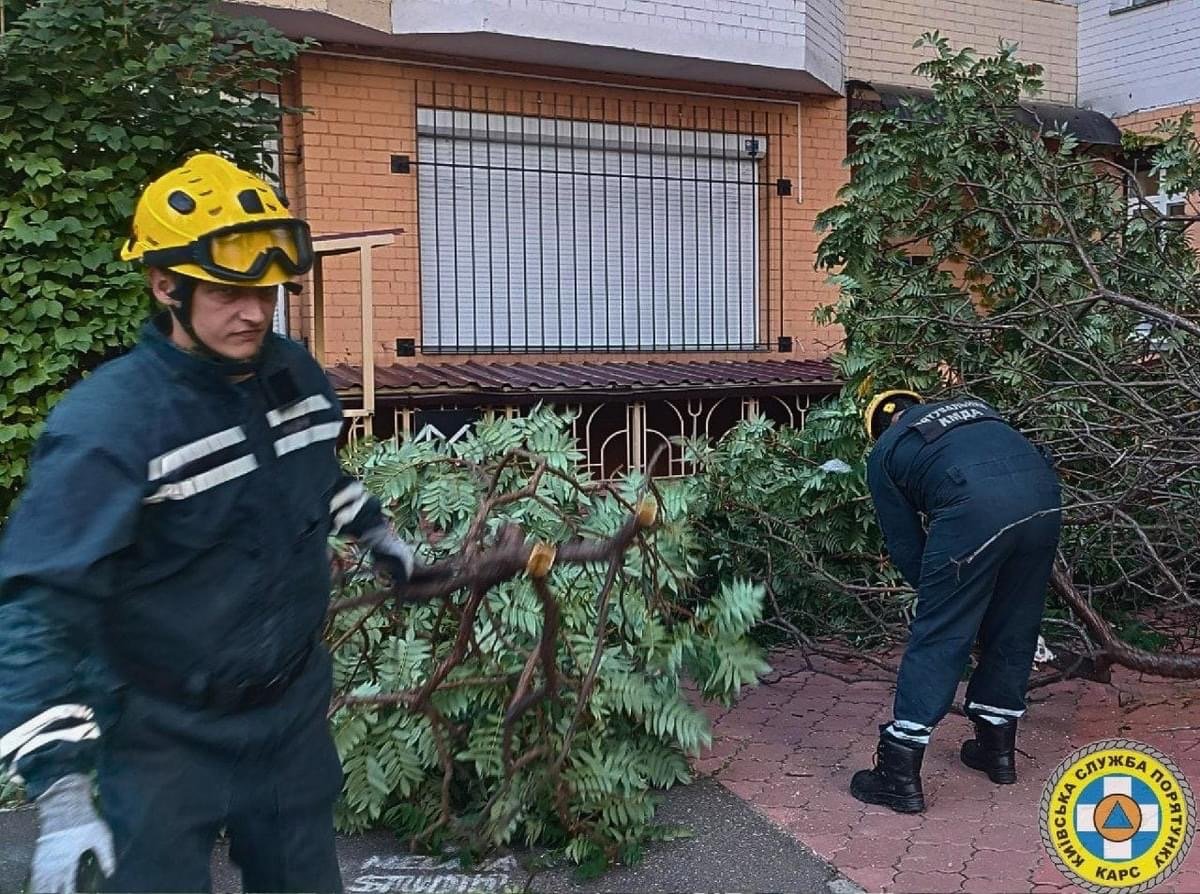 У Києві рятувальники ліквідували наслідки негоди