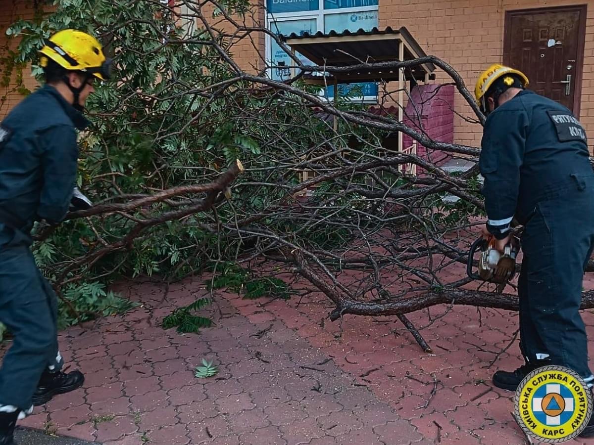 У Києві рятувальники ліквідували наслідки негоди