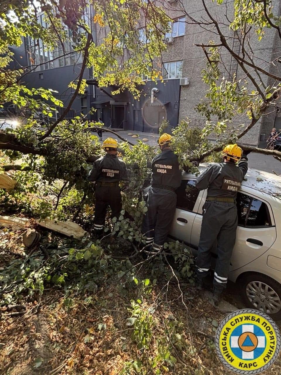 У Києві рятувальники ліквідували наслідки негоди