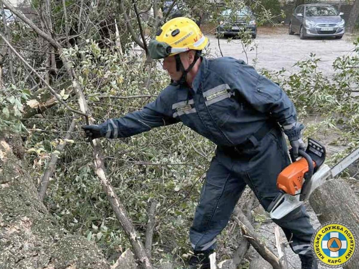 У Києві рятувальники ліквідували наслідки негоди