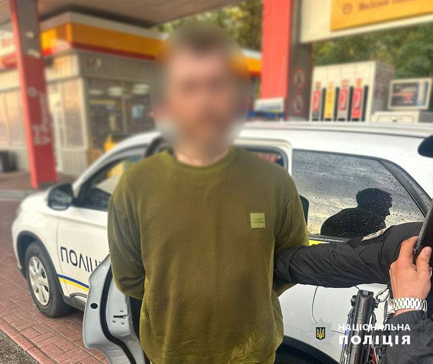 У столиці на заправці вбили людину