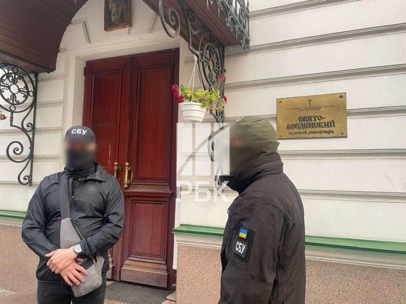 Причина обшуків наразі невідома