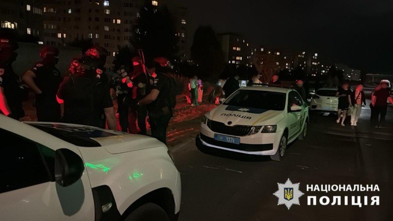 Між двома компаніями відвідувачів ресторану сталась сварка