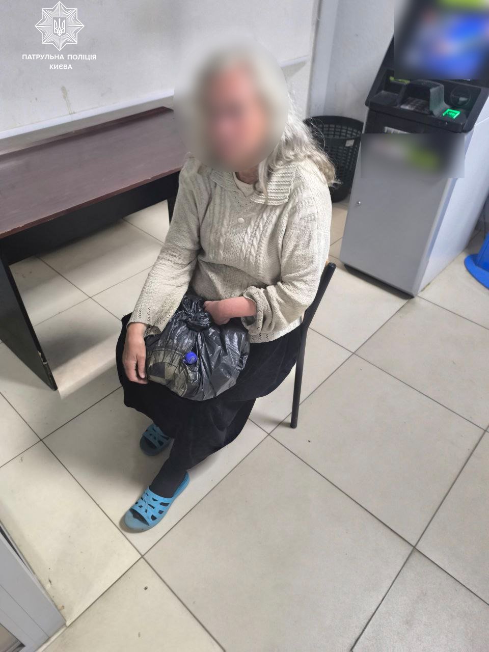 У Києві патрульні розшукали та повернули додому літню жінку