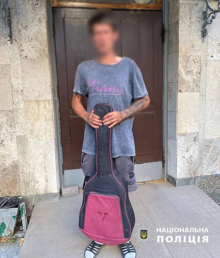 У Києві чоловік побив та вкрав гітару в музиканта