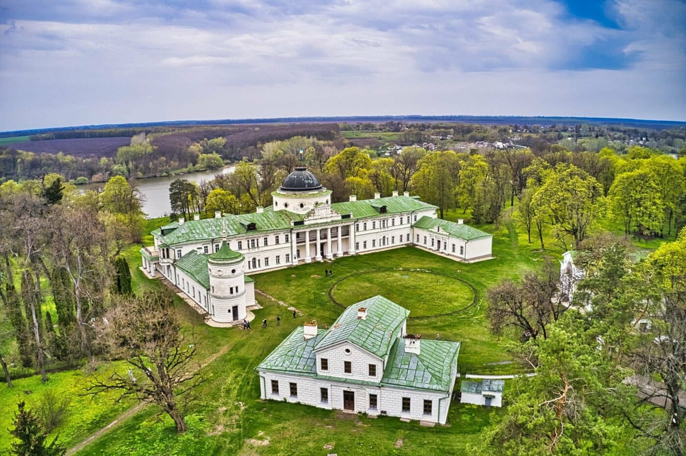 Палацово-парковий ансамбль у Качанівці