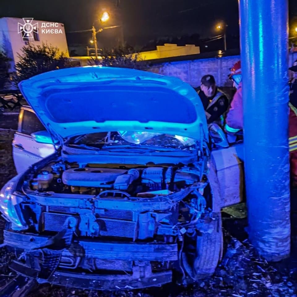 Внаслідок ДТП у столиці водія вирізали з понівеченого авто