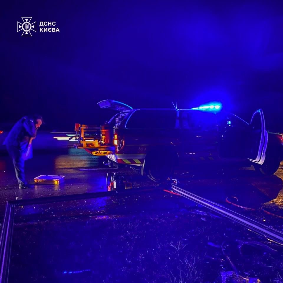 Внаслідок ДТП у столиці водія вирізали з понівеченого авто
