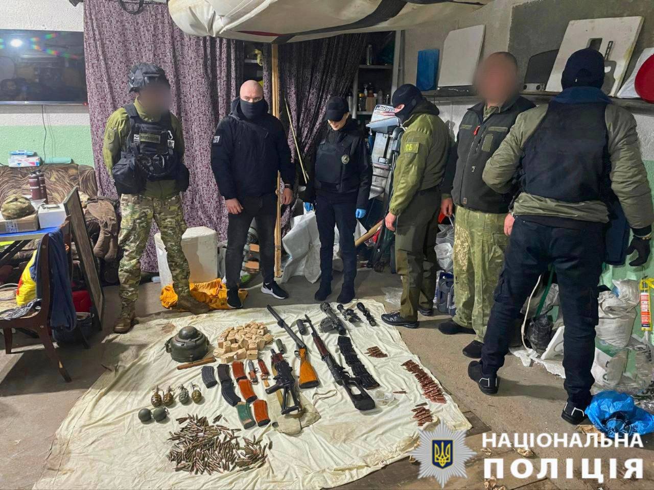У Славутичі викрили чоловіка, який продавав зброю