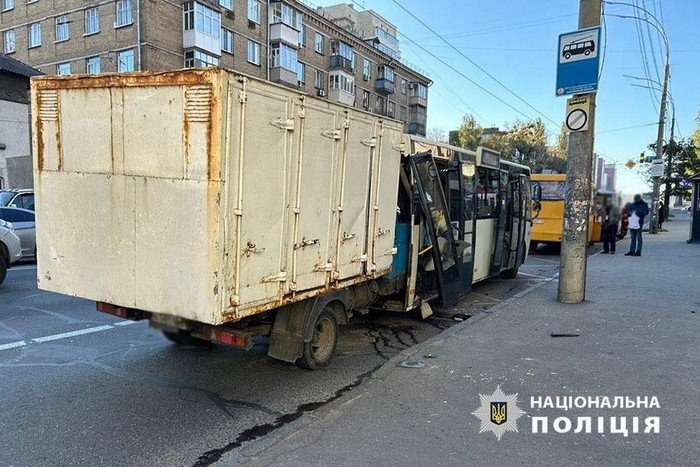 В Киеве грузовик протаранил маршрутку