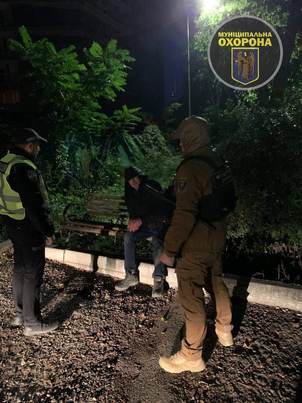 Чоловік напав на охоронців з напилком