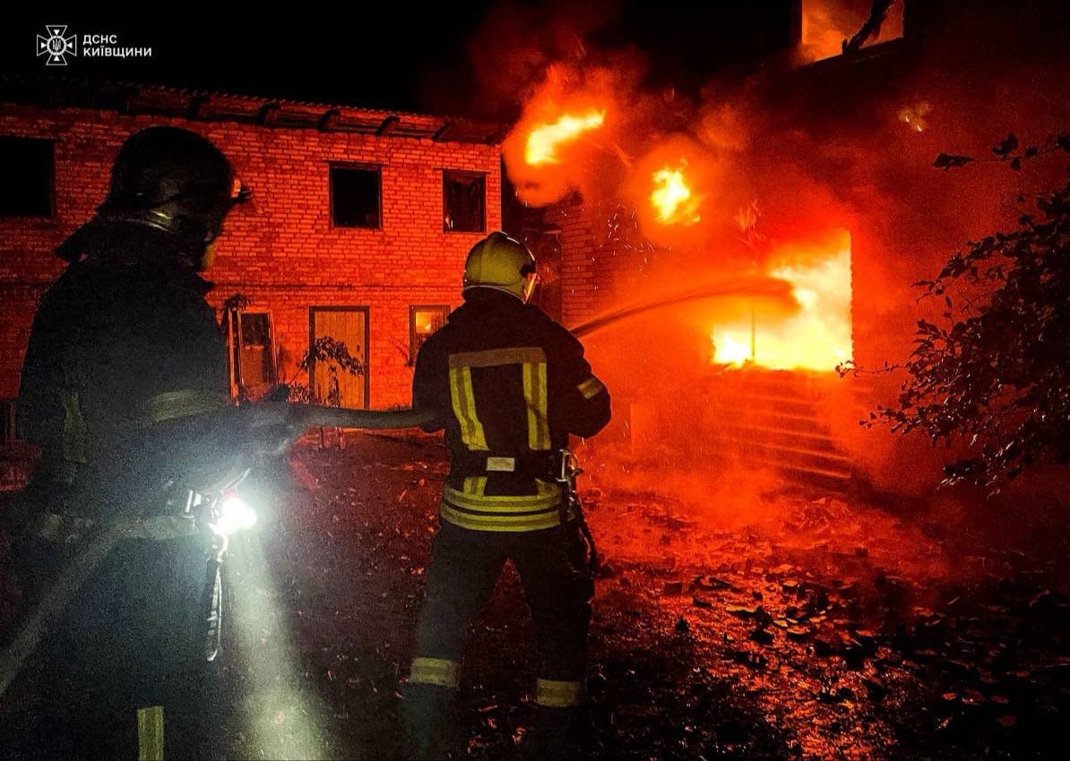 На Київщині вогонь знищив двоповерховий будинок