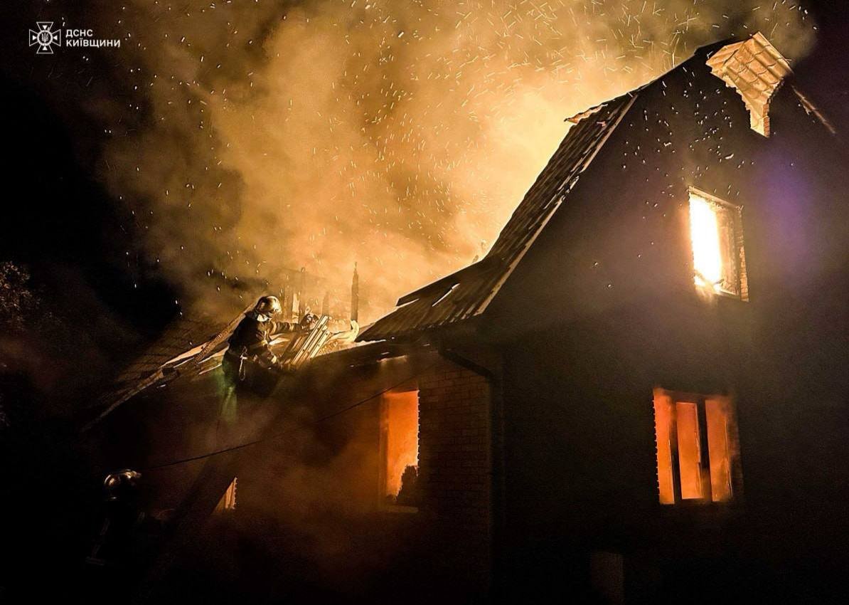 На Київщині вогонь знищив двоповерховий будинок