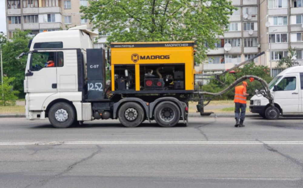 У Києві застосовують нову технологію ремонту доріг: як це працює та що вже встигли зробити?