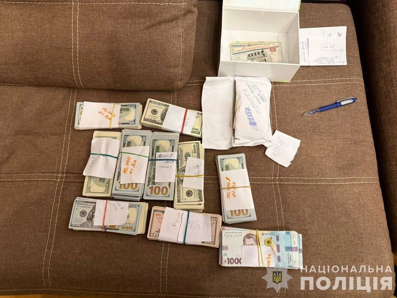 У Києві спіймали на хабарі лікарку та військового, які вимагали гроші у бійця