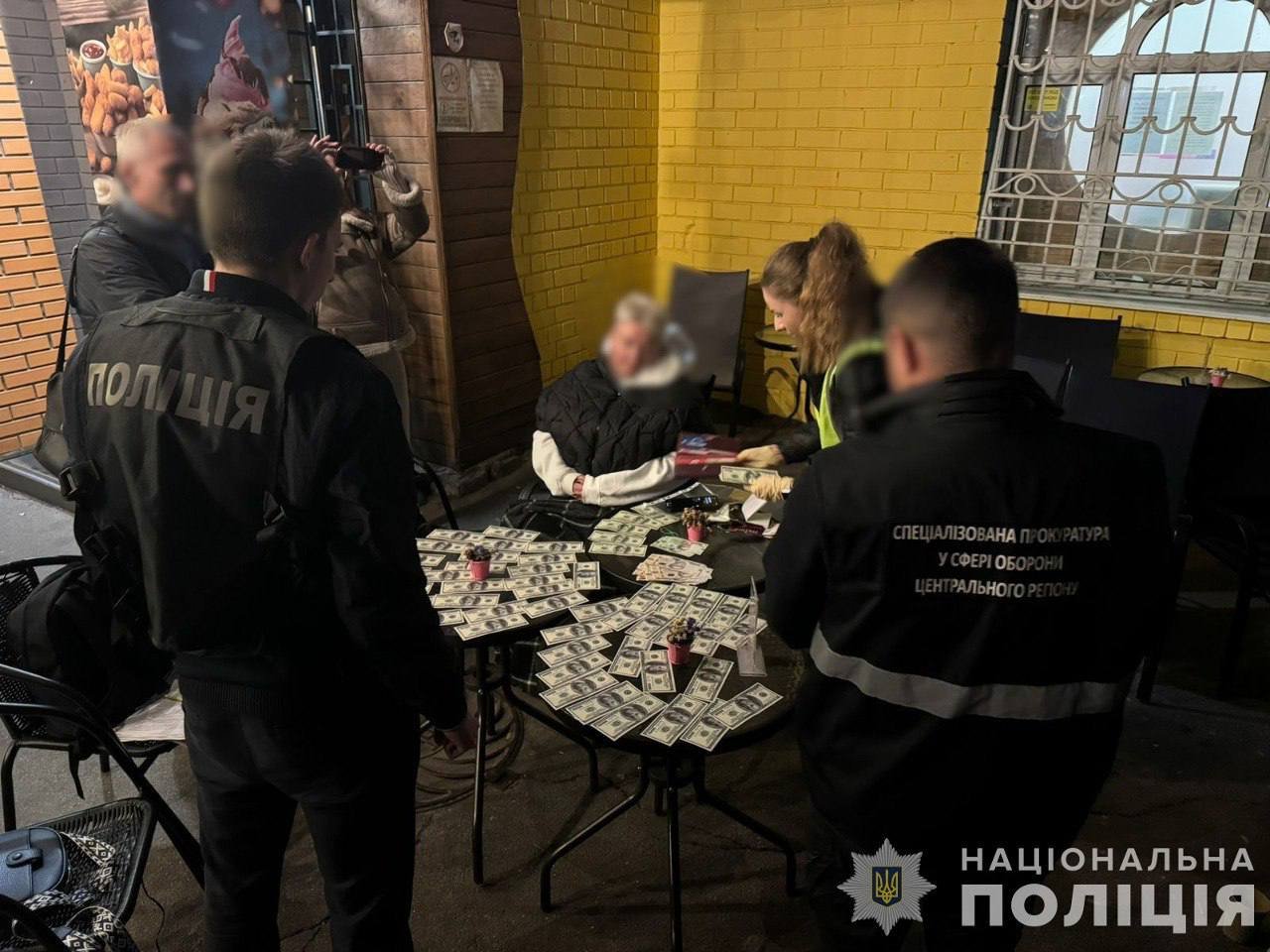 У Києві спіймали на хабарі лікарку та військового, які вимагали гроші у бійця