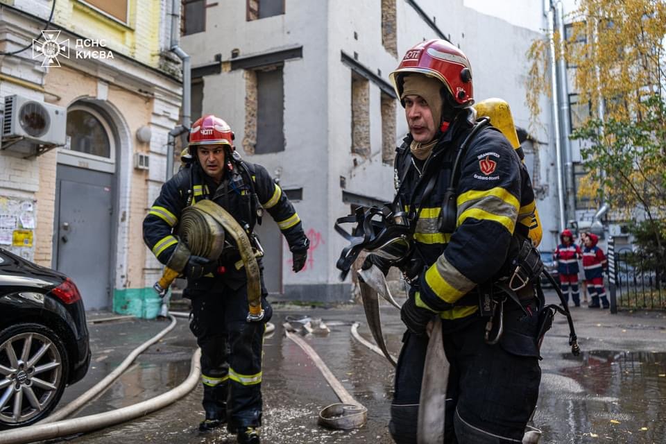 У столиці ДСНСники врятували з палаючої квартири чоловіка