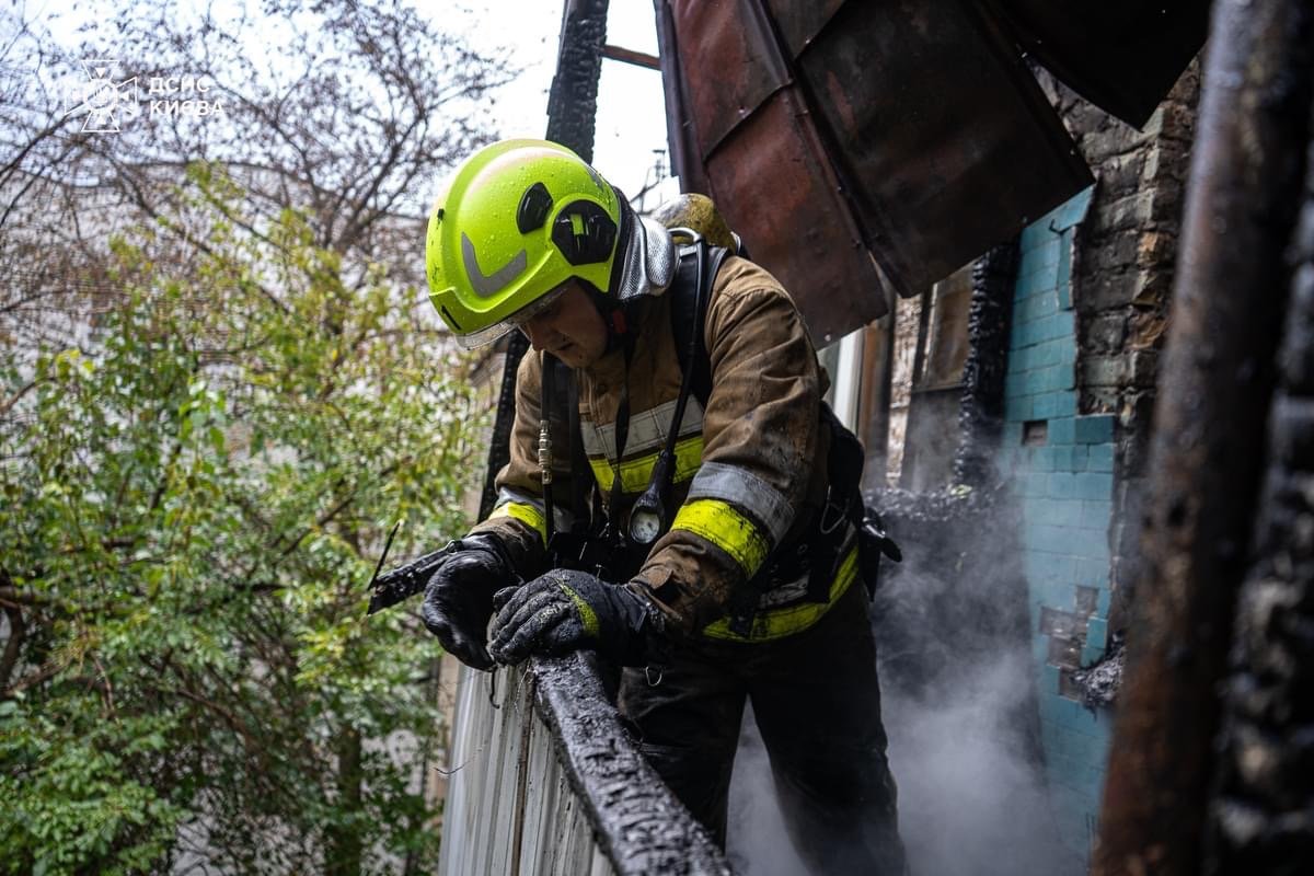 У столиці ДСНСники врятували з палаючої квартири чоловіка