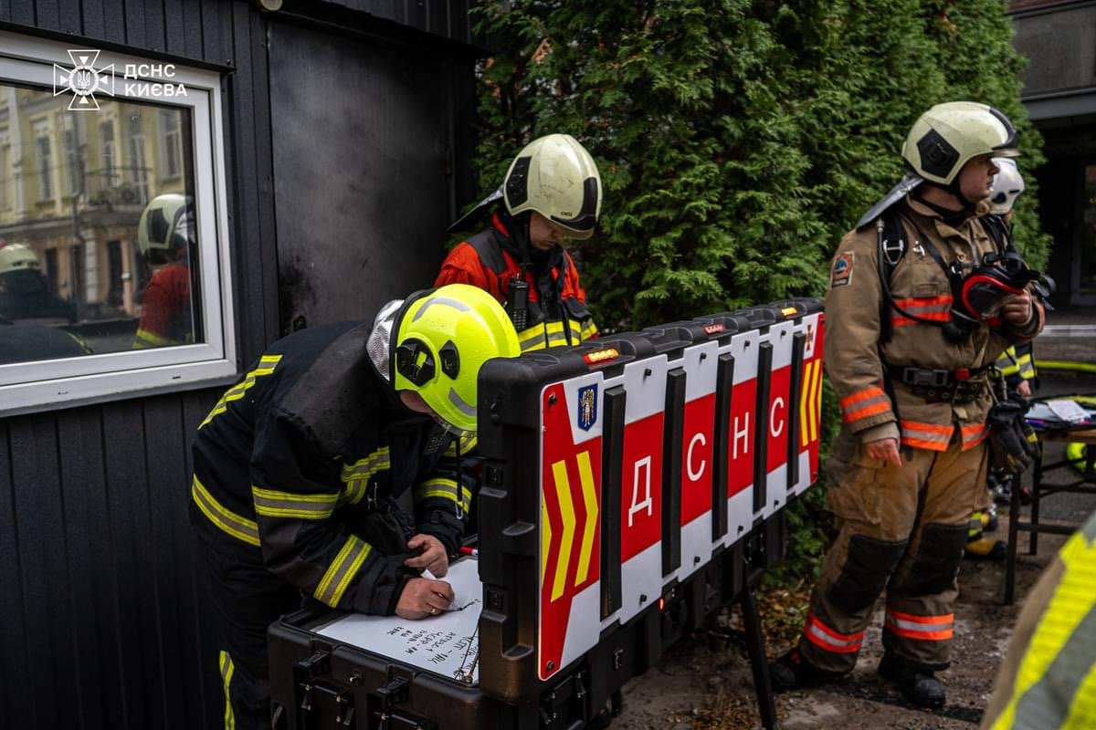 У столиці ДСНСники врятували з палаючої квартири чоловіка