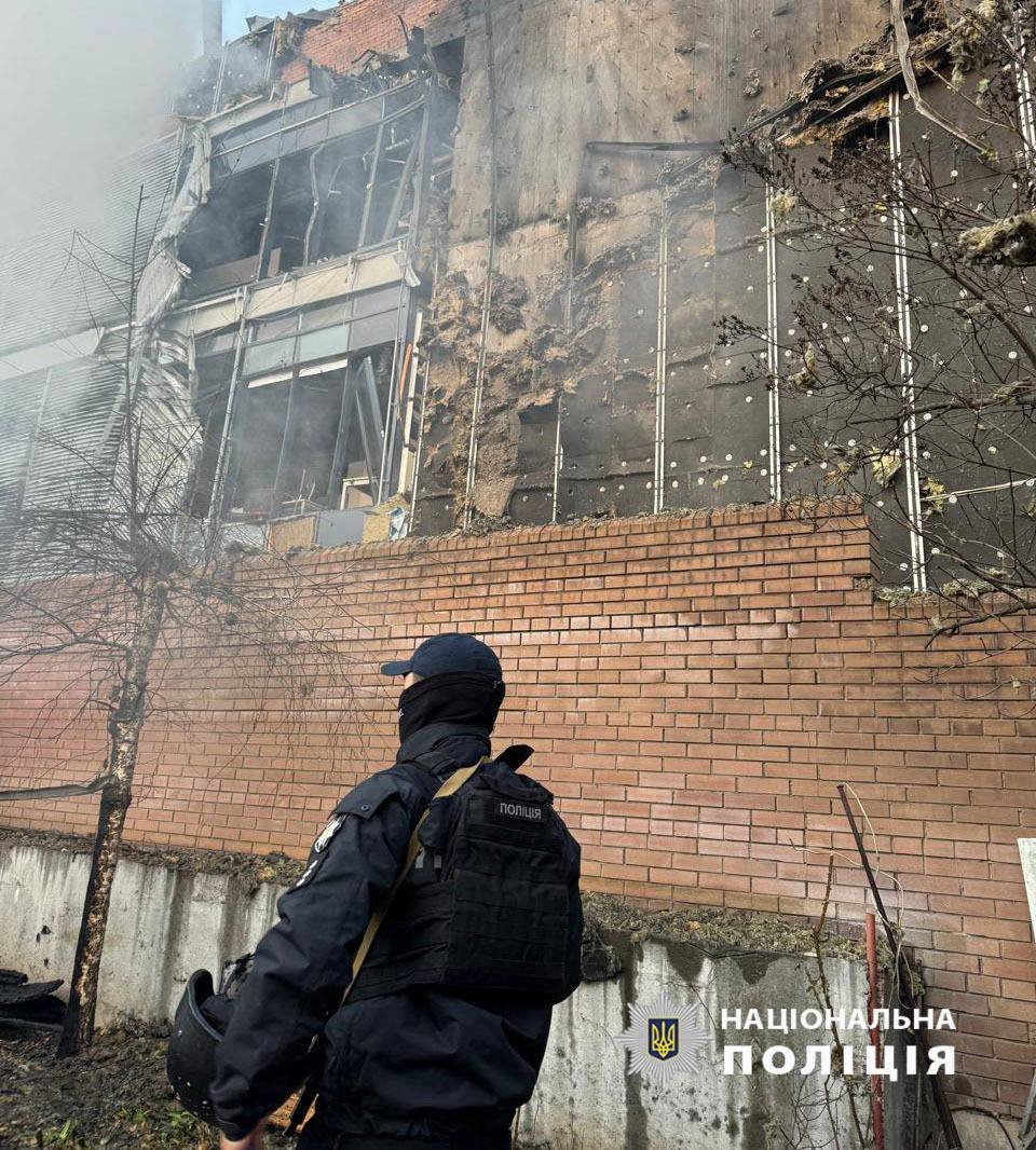 У столиці поліція фіксує наслідки ворожого обстрілу столиці