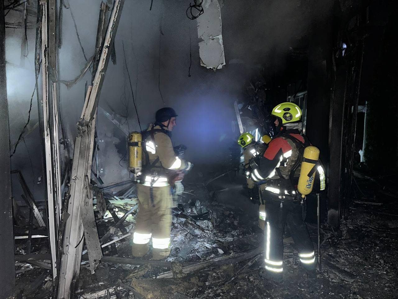 У столиці поліція фіксує наслідки ворожого обстрілу столиці