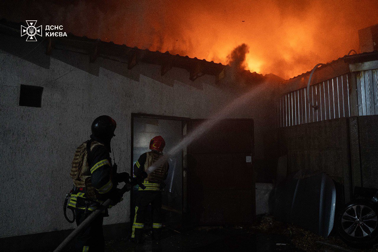 ДСНСники у Києві ліквідовують наслідки ворожого обстрілу